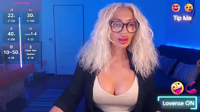 Snapshot of beauty_chl0e chatting on 09.19.25 beauty chl0e online show from 09.19.25