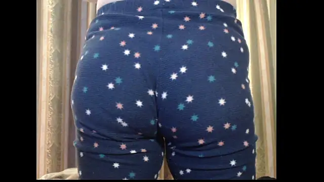 Snapshot of amorelara chatting on 10.19.25 amorelara online show from 10.19.25