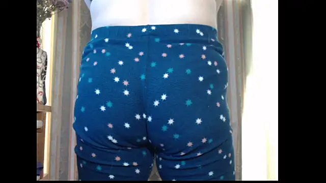 Snapshot of amorelara chatting on 10.20.25 amorelara online show from 10.20.25