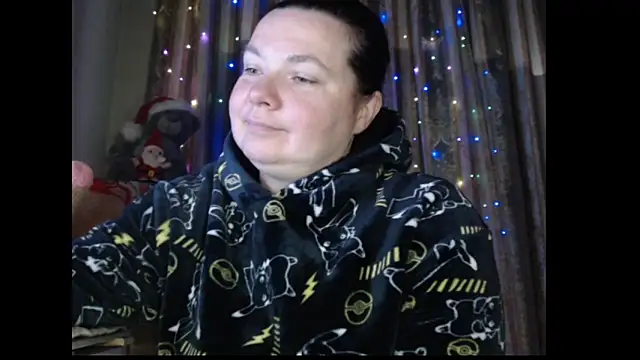 Snapshot of amorelara chatting on 12.15.25 amorelara online show from 12.15.25