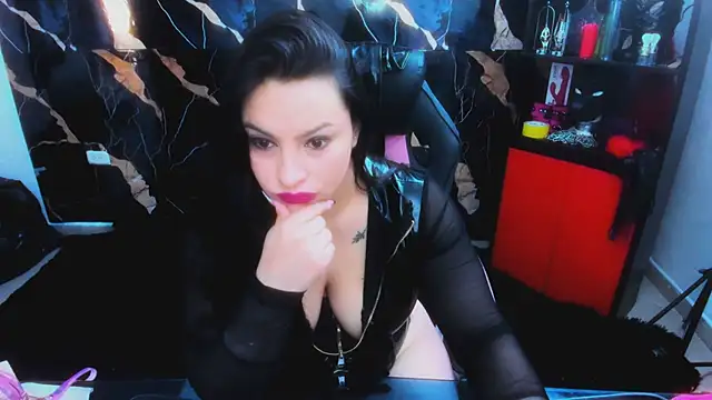 Snapshot of True_Bdsm chatting on 11.11.25 True Bdsm online show from 11.11.25