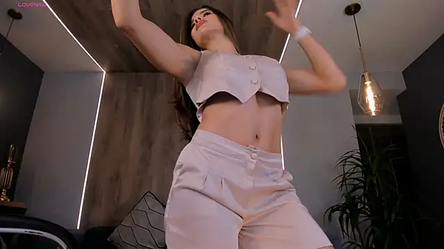 RoxanneHill  online show from 10.18.25