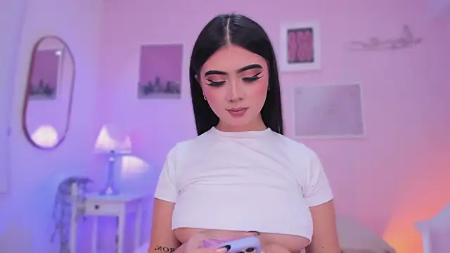 Snapshot of little-natt chatting on 02.10.25 little-natt online show from 02.10.25