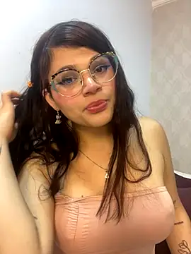 Snapshot of dayis_butera chatting on 11.20.25 dayis butera online show from 11.20.25