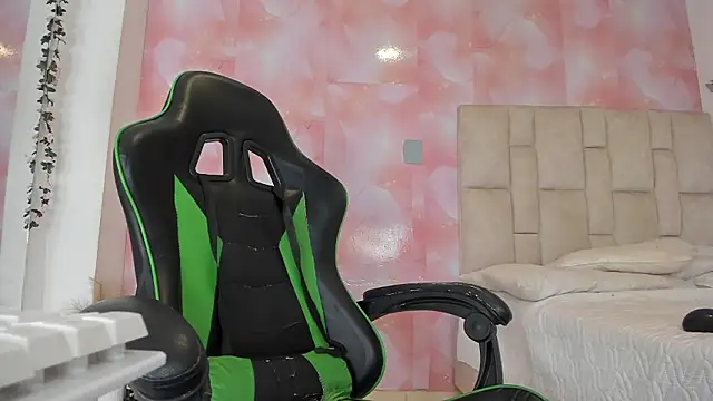 Snapshot of emily_lean_ chatting on 02.03.26 emily lean online show from 02.03.26