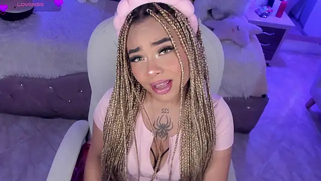 Snapshot of conny__curly chatting on 03.18.25 conny curly online show from 03.18.25