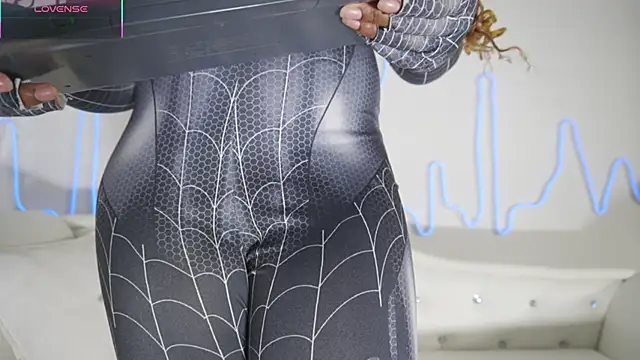 EmmaSanzz  online show from 11.30.25