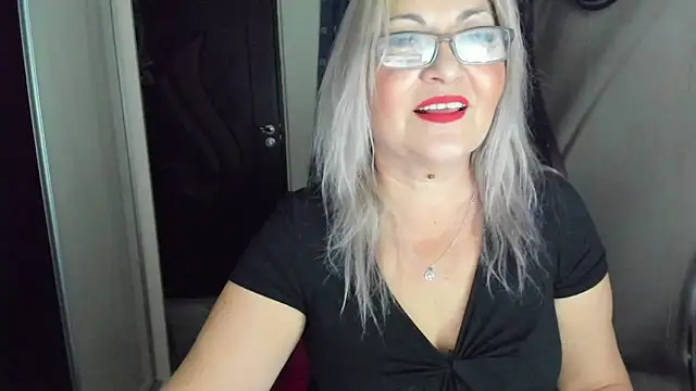 Snapshot of IryshAlice chatting on 10.13.25 IryshAlice online show from 10.13.25