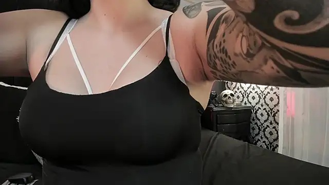 Snapshot of Adeelinee chatting on 11.13.25 Adeelinee online show from 11.13.25