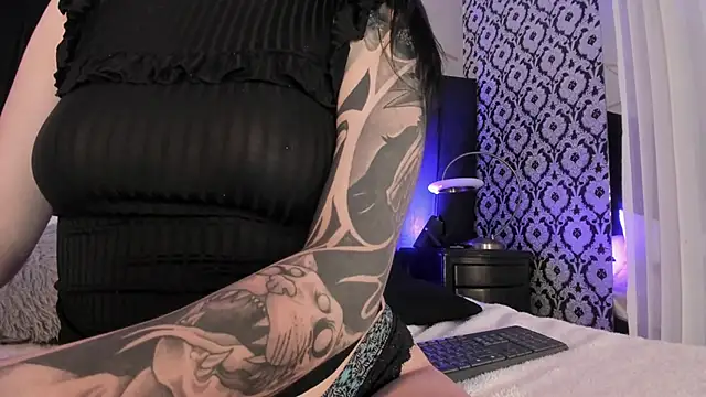 Snapshot of Adeelinee chatting on 11.26.25 Adeelinee online show from 11.26.25