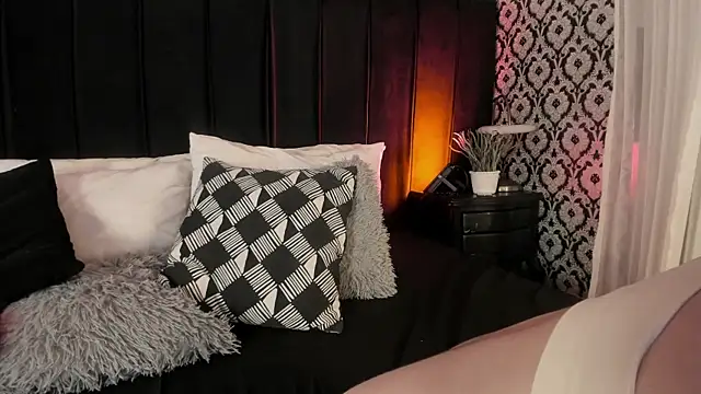 Snapshot of Adeelinee chatting on 12.17.25 Adeelinee online show from 12.17.25