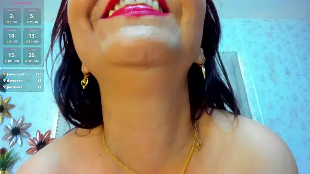 Snapshot of Victoriarouss- chatting on 02.08.25 Victoriarouss- online show from 02.08.25