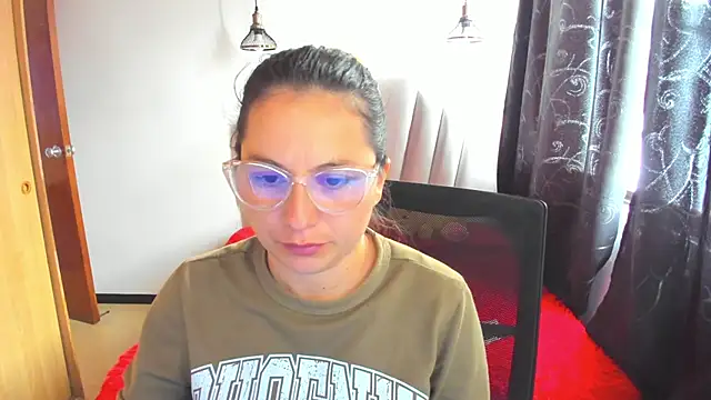 Snapshot of samantha__wilson chatting on 10.27.25 samantha wilson online show from 10.27.25