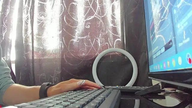 Snapshot of samantha__wilson chatting on 10.29.25 samantha wilson online show from 10.29.25