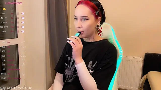 Snapshot of AnastasiaSun chatting on 12.19.25 AnastasiaSun online show from 12.19.25