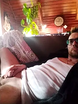 Snapshot of tomee83 chatting on 10.11.25 tomee83 online show from 10.11.25