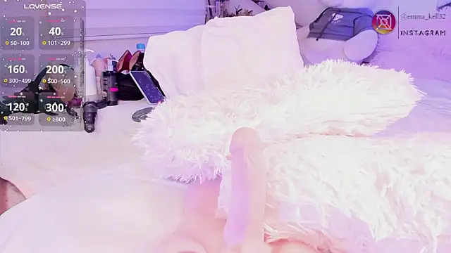 Snapshot of Emma-kell chatting on 02.23.25 Emma-kell online show from 02.23.25