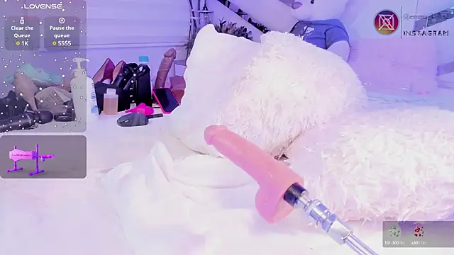 Snapshot of Emma-kell chatting on 02.24.25 Emma-kell online show from 02.24.25