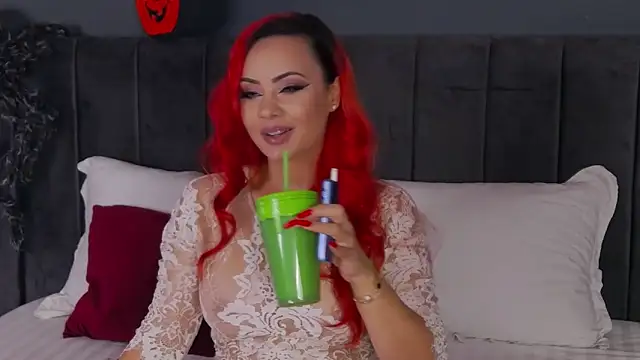 Snapshot of Emmelyn chatting on 10.28.25 Emmelyn online show from 10.28.25