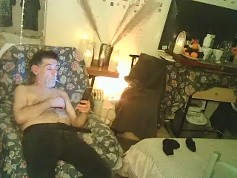 Snapshot of DaddyQuimHot chatting on 12.19.24 DaddyQuimHot online show from 12.19.24