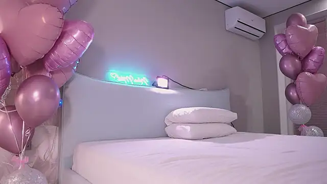 Snapshot of NinaMint chatting on 12.14.25 NinaMint online show from 12.14.25