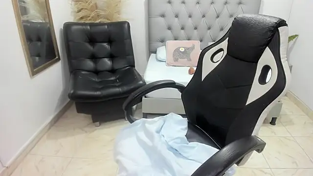 Snapshot of niraksil chatting on 02.21.25 niraksil online show from 02.21.25