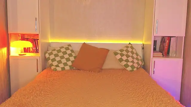 Snapshot of Leaaaaaaaaa chatting on 12.18.25 Leaaaaaaaaa online show from 12.18.25