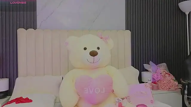 Snapshot of Madiee_Rhea chatting on 06.12.26 Madiee Rhea online show from 06.12.26