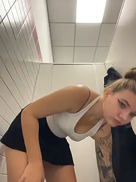 Snapshot of Holy_Tereza chatting on 10.28.25 Holy Tereza online show from 10.28.25