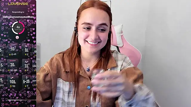 Snapshot of maryluna95 chatting on 12.18.24 maryluna95 online show from 12.18.24