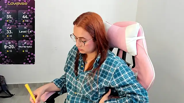 Snapshot of maryluna95 chatting on 12.18.24 maryluna95 online show from 12.18.24