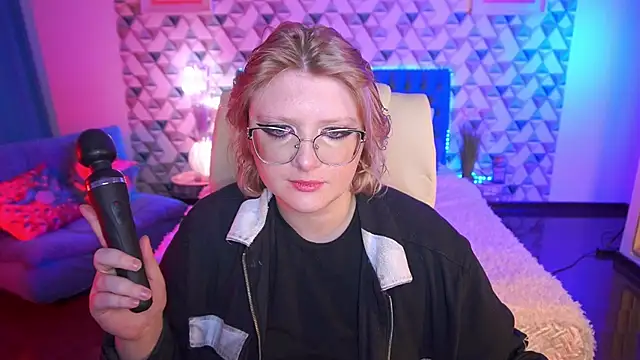 Snapshot of CoolTatis chatting on 04.24.26 CoolTatis online show from 04.24.26