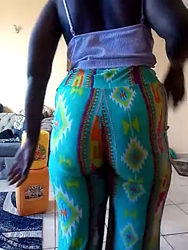 Snapshot of zainabsmile chatting on 11.05.25 zainabsmile online show from 11.05.25