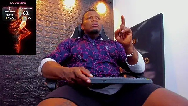 Snapshot of tommike chatting on 02.10.26 tommike online show from 02.10.26