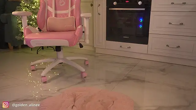 Snapshot of Golden_Aline chatting on 01.08.25 Golden Aline online show from 01.08.25