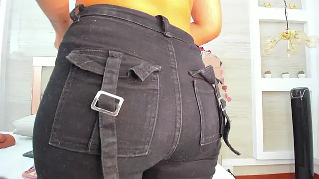 Snapshot of Dalia-Prada chatting on 02.19.26 Dalia-Prada online show from 02.19.26