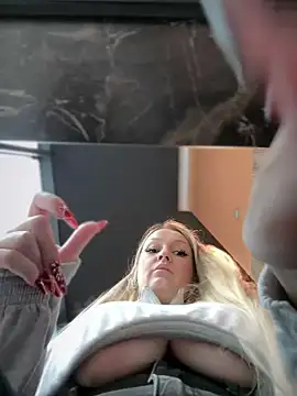 Snapshot of Teya_moon_ chatting on 12.17.24 Teya moon  online show from 12.17.24