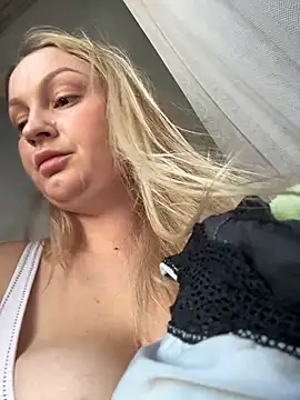 Snapshot of Teya_moon_ chatting on 12.21.24 Teya moon  online show from 12.21.24