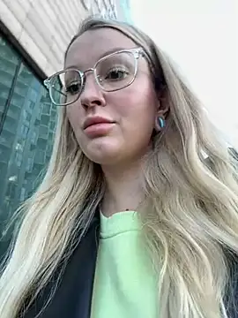 Snapshot of Teya_moon_ chatting on 01.04.25 Teya moon  online show from 01.04.25