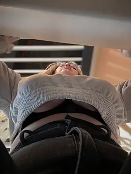 Snapshot of Teya_moon_ chatting on 01.22.25 Teya moon  online show from 01.22.25