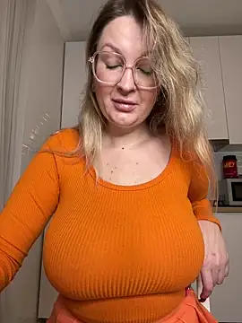 Snapshot of Teya_moon_ chatting on 11.02.25 Teya moon online show from 11.02.25