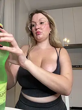 Snapshot of Teya_moon_ chatting on 11.05.25 Teya moon online show from 11.05.25