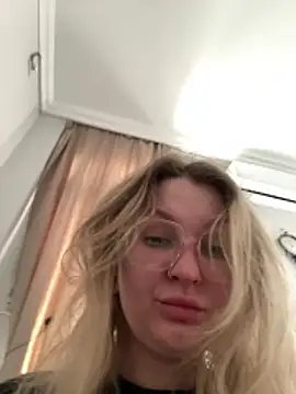 Snapshot of Teya_moon_ chatting on 11.22.25 Teya moon online show from 11.22.25