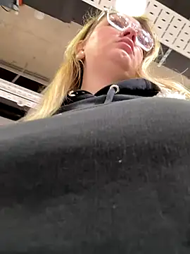 Snapshot of Teya_moon_ chatting on 12.14.25 Teya moon online show from 12.14.25