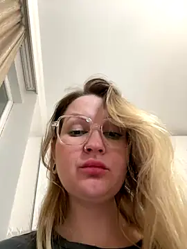 Snapshot of Teya_moon_ chatting on 12.14.25 Teya moon online show from 12.14.25