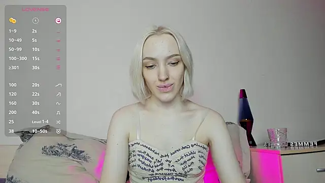 Snapshot of cheryl_mason chatting on 12.24.24 cheryl mason online show from 12.24.24