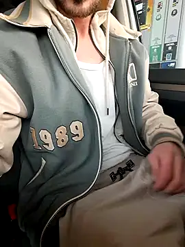 Snapshot of Zeefy chatting on 01.10.25 Zeefy online show from 01.10.25