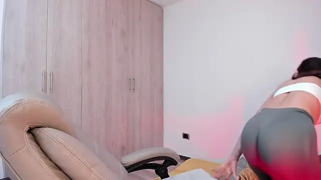 Snapshot of _miamadison chatting on 10.31.25 miamadison online show from 10.31.25