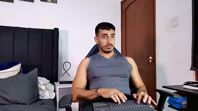 Snapshot of muscle_ares chatting on 11.19.25 muscle ares online show from 11.19.25