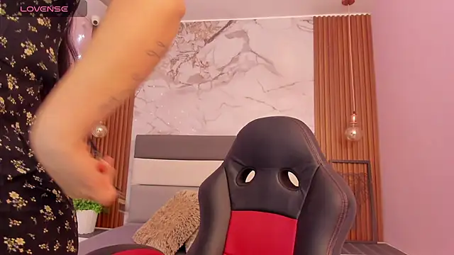 LARSONMIA online show from 11.21.25